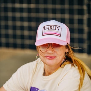 Darlin Trucker Hat trendy Trucker Cap Retro Trucker Hut süße Trucker Cap, Schaumstoff Mütze, Cowgirl Bachelorette