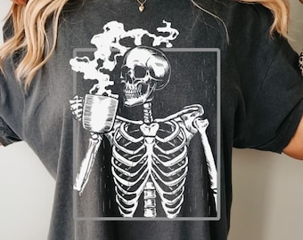 Esqueleto bebiendo café camiseta, muerte antes de la camiseta descafeinada, camiseta Boho, camiseta de Halloween, camiseta de colores cómodos, camiseta de gran tamaño, camiseta de café,
