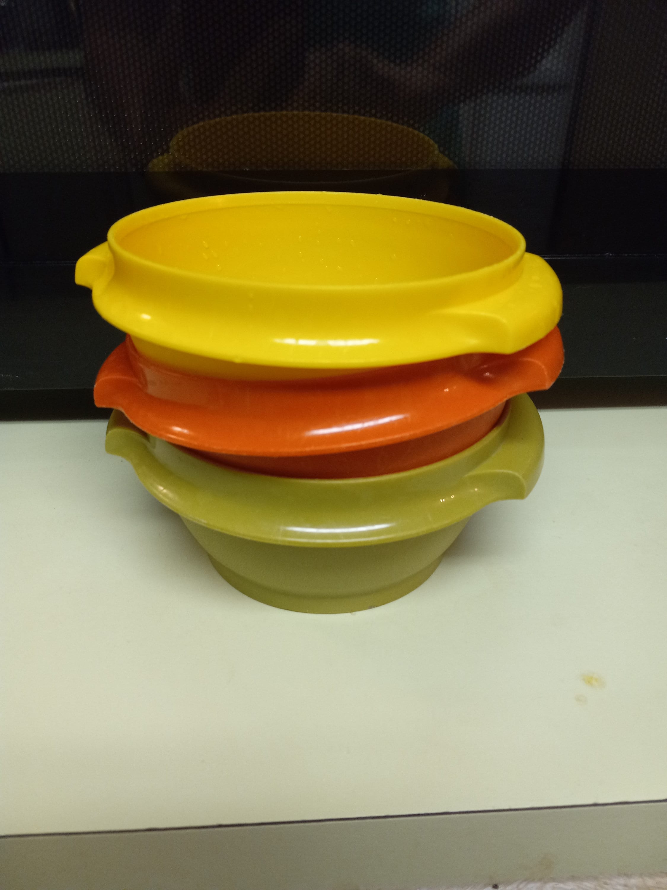 Tupperware #1323 Small Yellow Bowl Container with Servalier Lid New