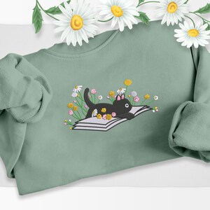 Embroidered Floral Book Cat Sweatshirt, Daisy Flower Crewneck Jumper, Reading Cat Aesthetic Sweatshirt, Cute Bookish Sweater, Cat Lover Gift