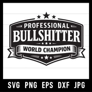 Puede incluir: Diseño gráfico en blanco y negro con el texto "PROFESSIONAL BULLSHITTER WORLD CHAMPION" en forma de escudo, con estrellas y una pancarta. Debajo del gráfico están los tipos de archivo: SVG PNG EPS DXF JPG.