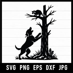 Peut inclure: Silhouette noire d'un chien aboyant vers un raton laveur dans un arbre. Le chien est sur ses pattes arrières, tendant les bras. Le raton laveur est perché sur une branche. L'image comprend le texte "SVG PNG EPS DXF JPG".