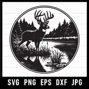 Op de afbeelding: Zwart-wit illustratie van een hert bij een meer, omringd door bomen en vegetatie, in een cirkelvormig kader. De tekst "SVG PNG EPS DXF JPG" staat onderaan.