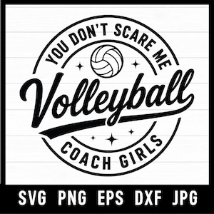 Puede incluir: Un diseño gráfico circular en blanco y negro con un icono de voleibol en el centro. El texto dice YOU DON'T SCARE ME, Volleyball y COACH GIRLS, rodeado de pequeños acentos de estrellas. El texto inferior enumera los formatos SVG, PNG, EPS, DXF, JPG.