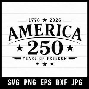 Puede incluir: Un diseño gráfico negro sobre fondo blanco que presenta el texto 1776 y 2026 separados por una estrella, la palabra AMERICA, el número 250 y el texto YEARS OF FREEDOM con estrellas y líneas adicionales. La parte inferior incluye SVG PNG EPS DXF JPG.