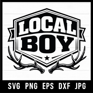 Könnte beinhalten: Ein schwarz-weißes Grafikdesign mit dem Text LOCAL BOY in einem schildförmigen Emblem. Das Design enthält zwei Hirschgeweihe am unteren Rand des Schildes und einen kleinen Stern unter dem Text. Der Text SVG PNG EPS DXF JPG erscheint unterhalb des Emblems.