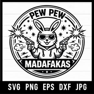 Puede incluir: Gráfico en blanco y negro de un conejo con gafas de sol y una sudadera con capucha, sosteniendo dos pistolas. El texto "PEW PEW MADAFAKAS" está en un diseño circular. Debajo, las letras "SVG PNG EPS DXF JPG".