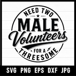 Könnte beinhalten: Ein schwarz-weißes kreisförmiges Grafikdesign mit dem Text NEED TWO MALE VOLUNTEERS FOR A THREESOME in einer Mischung aus fetten Block- und Schreibschriften. Unten im Bild sind die Dateiformate SVG, PNG, EPS, DXF und JPG in weißem Text zu sehen.