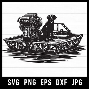Peut inclure: Illustration en noir et blanc d'une embarcation à fond plat avec un moteur puissant et un chien Labrador noir. Le chien est assis sur le bateau. Le texte "SVG PNG EPS DXF JPG" est inclus.