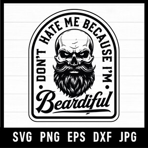 Op de afbeelding: Een zwart-wit grafisch ontwerp met een gestileerde schedel met een opvallende snor en baard. De tekst rondom de schedel luidt: "DON'T HATE ME BECAUSE I'M Beardiful". Het ontwerp is omsloten door een rechthoekige rand.