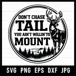 Puede incluir: Diseño gráfico en blanco y negro con un ciervo con grandes astas dentro de un marco circular. El texto dice "DON'T CHASE TAIL YOU AIN'T WILLIN' TO MOUNT". Debajo, una escena de bosque y montaña.