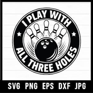 Könnte beinhalten: Schwarz-weißes Bowling-Motiv mit dem Text "I PLAY WITH ALL THREE HOLES" in einem kreisförmigen Design. Das Bild enthält eine Bowlingkugel und Kegel. Unter dem Design stehen die Dateitypen: SVG PNG EPS DXF JPG.
