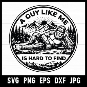 Peut inclure: Graphique noir et blanc d'un Bigfoot détendu avec le texte "A Guy Like Me Is Hard To Find" dans un design circulaire. Des montagnes, des arbres et un éclat de soleil sont également inclus dans le design. Le bas de l'image comprend le texte "SVG PNG EPS DXF JPG".