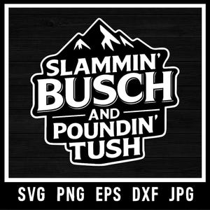 Op de afbeelding: Zwart-wit grafisch ontwerp met de tekst "Slammin' Busch and Poundin' Tush" en een bergillustratie. De onderkant van de afbeelding toont bestandstype-opties: SVG, PNG, EPS, DXF en JPG.