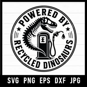 Puede incluir: Diseño gráfico en blanco y negro con un esqueleto de dinosaurio y una gasolinera dentro de un marco circular. El texto dice "POWERED BY RECYCLED DINOSAURS". Debajo, las abreviaturas de los tipos de archivo: SVG PNG EPS DXF JPG.