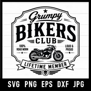 Può includere: Un design grafico in bianco e nero con una motocicletta al centro di un emblema decorativo. Il testo recita Grumpy BIKERS CLUB, 100% ROAD WORN, LOUD & PROUD e LIFETIME MEMBER, con un'icona a forma di teschio in basso e i formati elencati.