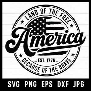 Puede incluir: Un diseño gráfico circular en blanco y negro con el texto Land of the Free, America y Because of the Brave, con Est. 1776 en el centro. El diseño incluye un motivo estilizado de la bandera estadounidense y el texto SVG PNG EPS DXF JPG.