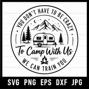 Peut inclure: Un design graphique circulaire en noir et blanc représentant une caravane, des montagnes, des sapins et un feu de camp. Le texte indique : YOU DON'T HAVE TO BE CRAZY To Camp With Us WE CAN TRAIN YOU. Le motif est sur un fond en bois blanc.