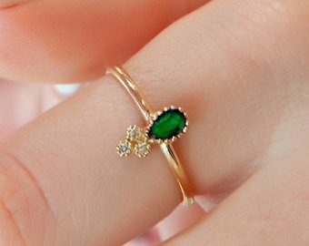 Anillo de oro de 14 quilates con esmeralda en forma de lágrima, detalle de diamante, banda delicada