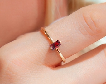 14K Solid Gold Baguette Rubin Ring, Minimalistischer Stapelring