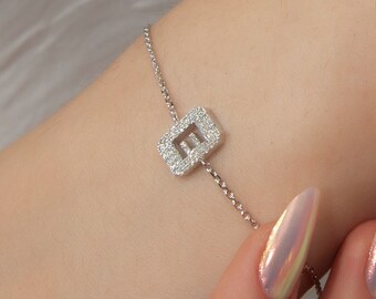 Pulsera con inicial en oro de 14 quilates con diamantes pavé y dije personalizado con letra.