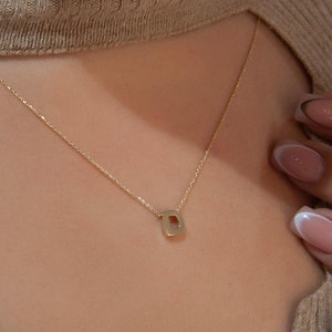 Collar con inicial de oro de 14 quilates, colgante con la letra D, collar de diseño minimalista, colgante de oro blanco, joyería personalizada, idea para regalos de cumpleaños