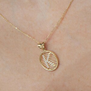 Collar con letra para uso diario, collar con colgante inicial de círculo de diamantes, dije de letra K, joyería personalizada de oro de 14 quilates para uso elegante