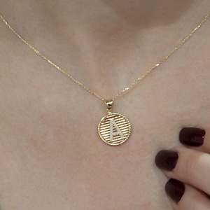 Collar con la letra A en oro de 14 quilates, delicado colgante con inicial vertical para mujer, joyería minimalista, regalo perfecto para cualquier ocasión especial