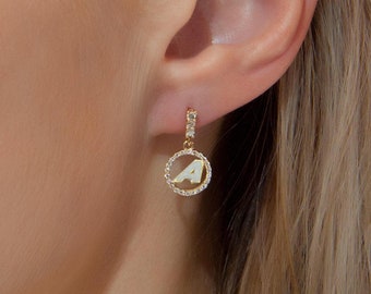 Orecchini A Cerchio Con Iniziale E Zirconi: Placcati Oro 14K, Pendenti Con Lettera Dell'Alfabeto. Gioielli Delicati E Ipoallergenici, Regalo Sentimentale.
