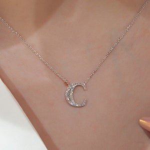 Colar com inicial C de diamante baguette, colar com pingente de lua crescente de ouro 14K, pingente de letra C de diamante personalizado, colar delicado de corrente de ouro