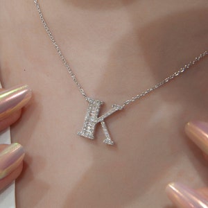 Collar inicial de oro de 14 quilates con diamantes pavé de talla baguette, letra K personalizable, opciones de oro amarillo, blanco y rosa, elegante joyería personalizada