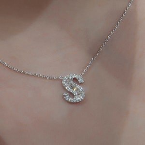 Collar con inicial "S" en oro de 14 quilates, collar con diamantes en forma de baguette con la letra "S", colgante con letra de diamante personalizado, regalo de joyería de oro personalizado para mujer