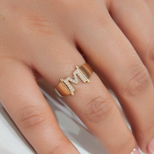 Anillo de diamantes con la letra M en oro de 14 quilates, anillo de declaración personalizado, joyería con inicial de diamantes, anillo minimalista con letras de diamantes, regalo de San Valentín