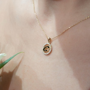 Collar con inicial C, colgante con inicial de diamantes en oro de 14 quilates, delicado collar de oro, collar de oro blanco, collar con letras de diamantes, regalo de Navidad