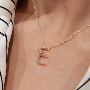 Collar inicial de oro de 14 quilates con detalle de piedra preciosa: elegante colgante con la letra E, collar de oro personalizado para mujer, joyería de regalo única