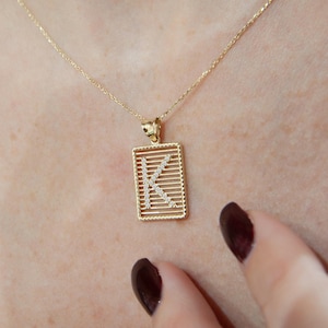 Colgantes de letras minimalistas con diamantes, collar con inicial de letra K con diamantes en oro de 14 quilates, colgante con letra K, colgante de regalo para madre, colgante de diamantes cuadrados