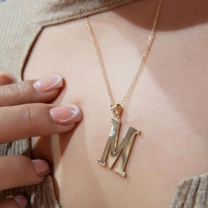 Collar con la letra M en oro de 14 quilates, collar personalizable con la letra M en oro de 14 quilates, joyería minimalista con inicial para uso diario, delicada letra M en oro de 14 quilates