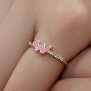 Anillo de oro de 14 quilates con letra W y diamantes, anillo apilable, regalo único para mujer, anillo con inicial de esmalte rosa, anillo minimalista, regalo para esposa