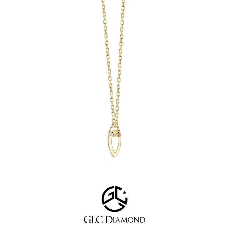 Puede incluir: Un collar de cadena de oro con un peque&ntilde;o colgante de diamante en forma de l&aacute;grima. El colgante tiene un dise&ntilde;o delicado y abierto.