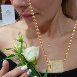 Collar de cubo de oro de 14 quilates, collar de oro con inicial K, cadena de bolas delicada, diseño minimalista para joyería personalizada, colgante con la letra K