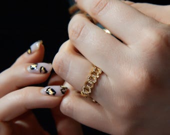 Delicado anillo de diamantes en oro de 14 quilates: diseño geométrico de chevron