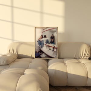 Pode incluir: Fotografia emoldurada com o reflexo num espelho de uma pessoa numa casa de banho. A pessoa est&aacute; a usar uma camisa branca e cal&ccedil;as de ganga azuis. O espelho reflete uma bancada desarrumada com v&aacute;rios objetos.