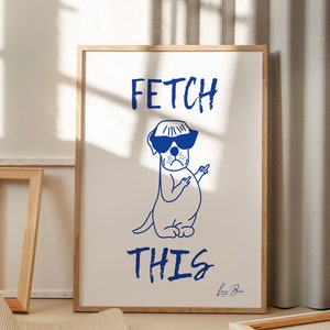 Könnte beinhalten: Ein weißer gerahmter Druck mit einer blauen Illustration eines Hundes, der eine Sonnenbrille trägt und mit einer Pfote zeigt. Der Text "FETCH THIS" ist in Blau über dem Hund geschrieben und die Unterschrift des Künstlers ist in Blau unter dem Hund geschrieben.