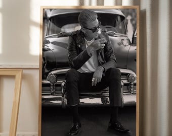 Estética de bad boy, decoração retrô para garagem, arte de parede de astro do rock, pôster de carro vintage em preto e branco, homem tatuado e másculo, estampa de jaqueta de couro