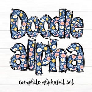 Può includere: Set completo dell'alfabeto Doodle Alpha con un motivo floreale blu, giallo e rosa.