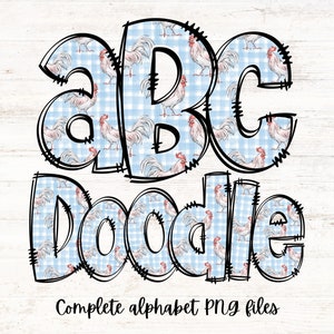 以下が含まれることがあります： 青いギンガムチェック柄と雄鶏のデザインが施されたアルファベットの文字セット。文字は黒で縁取られており、文字の下には「Doodle」という言葉が書かれています。