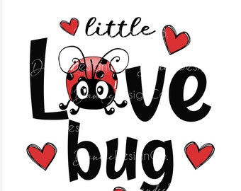 Könnte beinhalten: Ein schwarz-weißes Grafikdesign mit dem Text "little love bug" und fünf roten Herzen. Ein Cartoon-Marienkäfer befindet sich in der Mitte des Wortes "love".