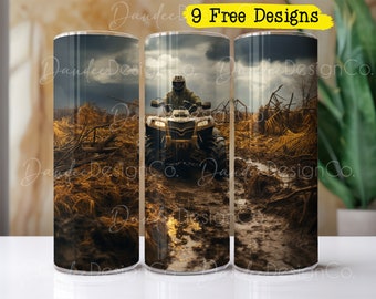 Puede incluir: Un diseño de vaso que presenta a una persona conduciendo un ATV a través de un campo fangoso. El ATV es amarillo y negro, y la persona lleva un casco y gafas protectoras. El fondo es un campo fangoso con hierba alta y árboles.