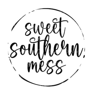 Puede incluir: Diseño gráfico en blanco y negro con un círculo y el texto "sweet southern mess" en su interior.