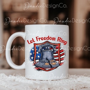 Puede incluir: Taza de cer&aacute;mica blanca con un dise&ntilde;o de bandera estadounidense rojo, blanco y azul con una campana de la Libertad de dibujos animados. El texto "Let Freedom Ring" est&aacute; escrito en rojo en la taza.